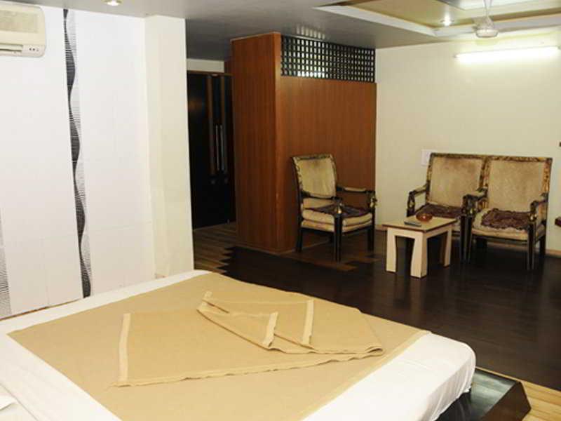 Neelkanth Paradise Hotel Ahmedabad Exterior foto